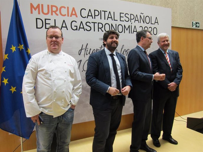 El presidente del Gobierno regional, Fernando López Miras, y el alcalde de Murcia, José Ballesta, en la presentación del proyecto de Murcia como Capital Española de la Gastronomía 2020,