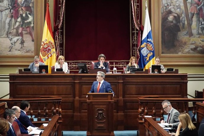 El vicepresidente y consejero de Hacienda del Gobierno de Canarias, Román Rodríguez, interviene ante el Pleno del Parlamento en la defensa del proyecto de presupuestos