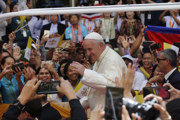 El Papa llama a los católicos en Tailandia a ejercer la caridad "abiertos a lo i