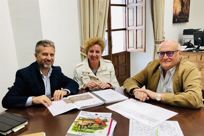 Sánchez (izda.) en la reunión con el alcalde de La Rambla