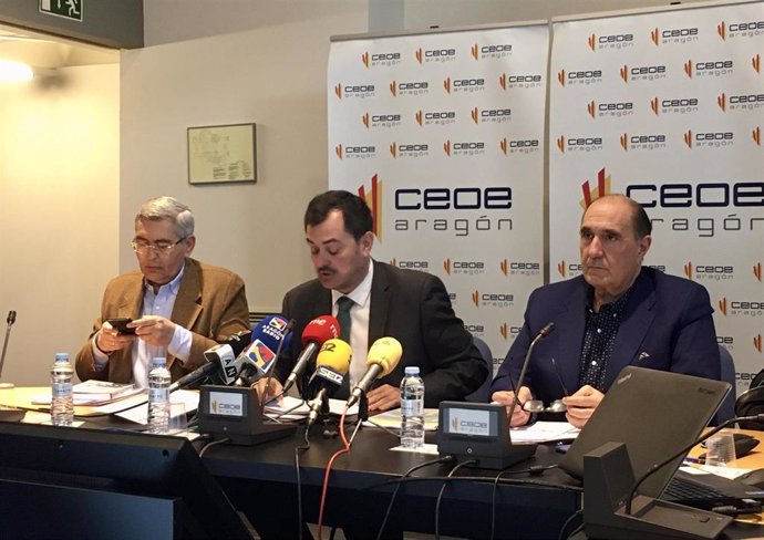 El presidente de CEOE Aragón, Ricardo Mur, el vicepresidente de CEOE Aragón, José Fernando Luna y el presidente de CEOE Teruel, José Antonio Pérez Cebrián.