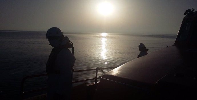 La Salvamar Hamal rescata a 30 imigrantes de una patera en el Mar de Alborán, en imagen de archivo
