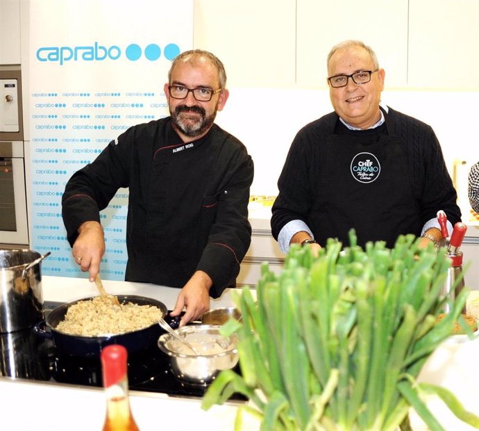 El chef de forEvents ctering Albert Roig y el presidente de la Associació de Restauradors de Valls y propietario de Planeta Kasteller, Joan Francesc Mira