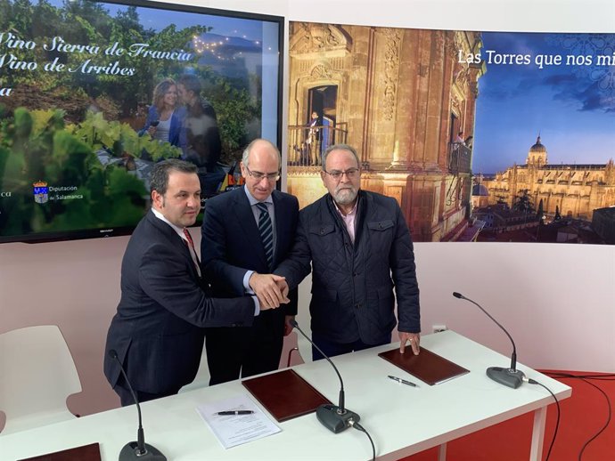 Javier García, Javier Iglesias y José Manuel Pilo tras la firma del convenio entre la Diputación de Salamanca y las rutas de Sierra de Francia y Arribes este jueves en el marco de Intur.