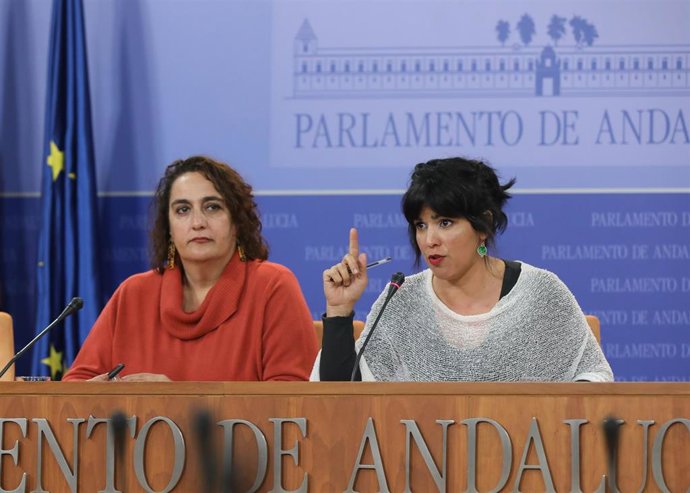 La presidenta del grupo parlamentario Adelante Andalucía, Teresa Rodríguez, y la portavoz adjunta, Ángela Aguilera, en rueda de prensa.