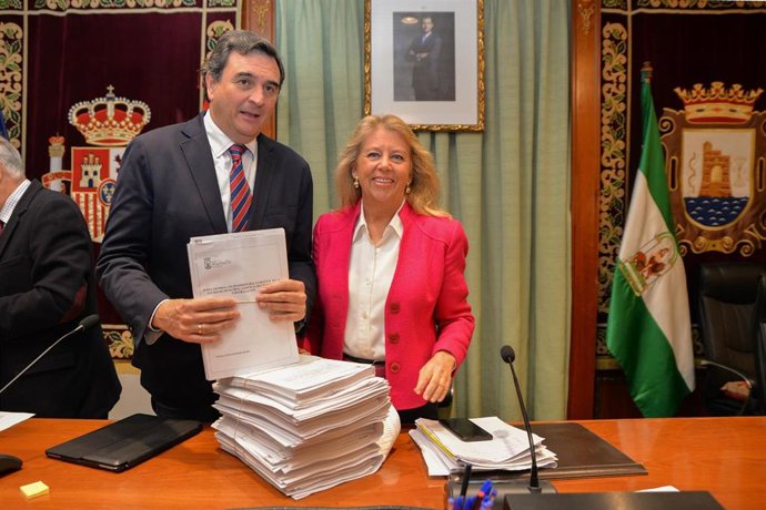 La alcaldesa de Marbella y el portavoz del equipo de gobierno Félix Romero en el pleno de aprobación inicial de los presupuestos