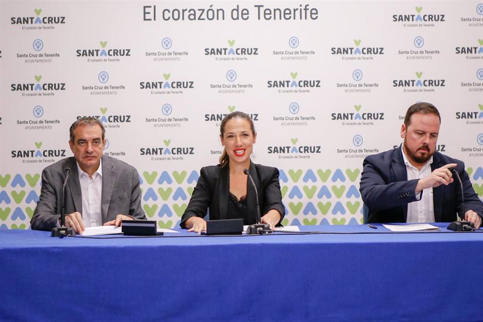 El administrador único de RTVC, Francisco Moreno, la alcaldesa de Santa Cruz de Tenerife, Patricia Hernández y el concejal de Fiestas, Andrés Casanova, en la presentación del convenio para la retransmisión de los Carnavales