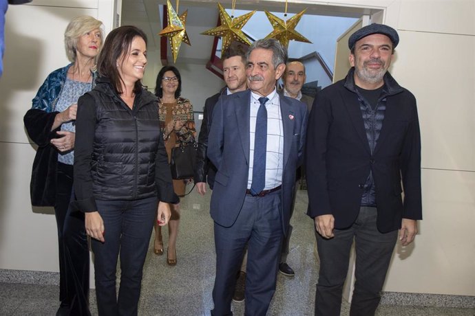 El chef Jesús Sánchez a su llegada al aeropuerto, recibido por Revilla y otras autoridades, tras lograr tres estrellas Michelín el Cenador de Amós