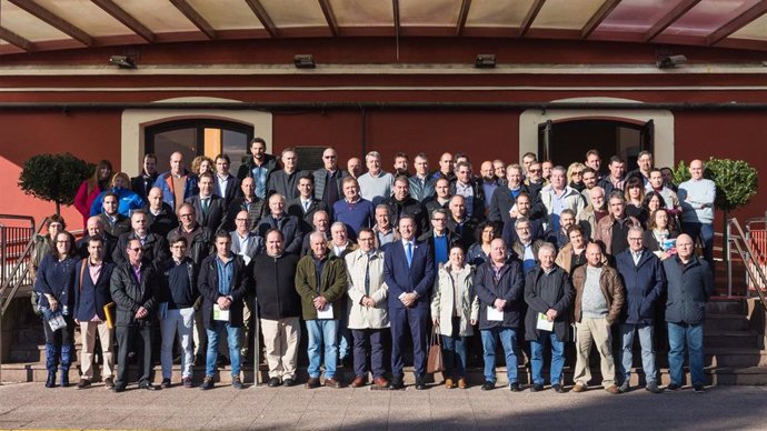 Alcaldes cántabros en la reunión sobre la red local de sostenibilidad de Cantabria