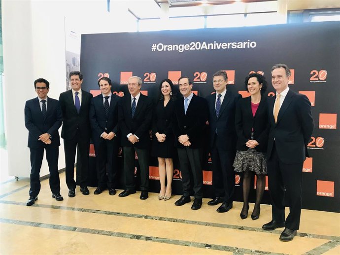 Foto familia de los participantes al acto por el 20 aniversario de Orange en Andalucía
