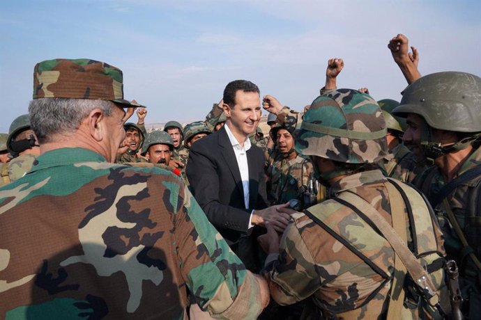 El presidente sirio, Bashar al Assad, con militares