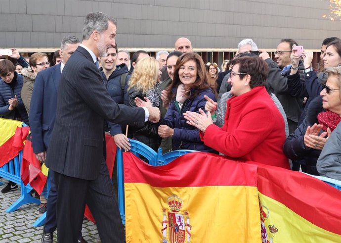 El Rey Felipe VI a la salida de sus actos saluda a varias personas que se encuentran en la calle, en Pamplona (España), a 19 de noviembre de 2019.
