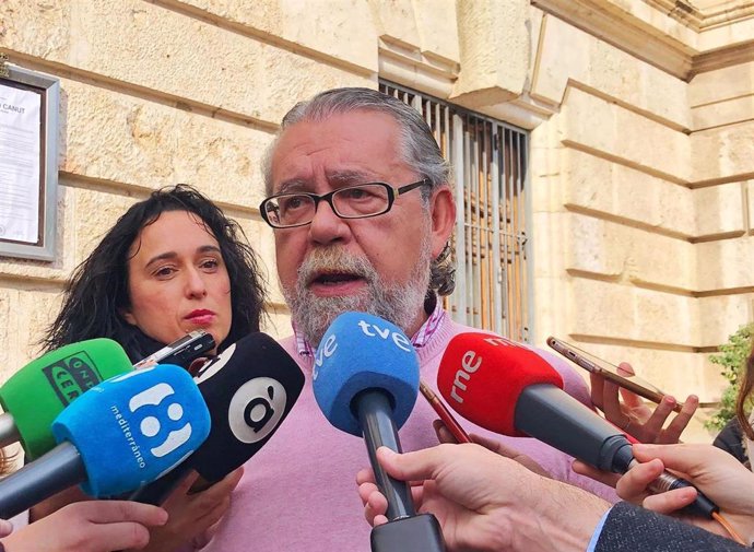 El portavoz adjunto del PSPV y concejal de Hacienda en el Ayuntamiento de Valncia, Ramón Vilar, también consejero socialista en la EMT, atendiendo a los medios de comunicación.