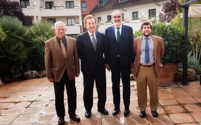 Luis Callejón Suñe, segundo por la izquierda, nuevo presidente de la Fahat, Federación Andaluza de Hoteles y Alojamientos Turísticos
