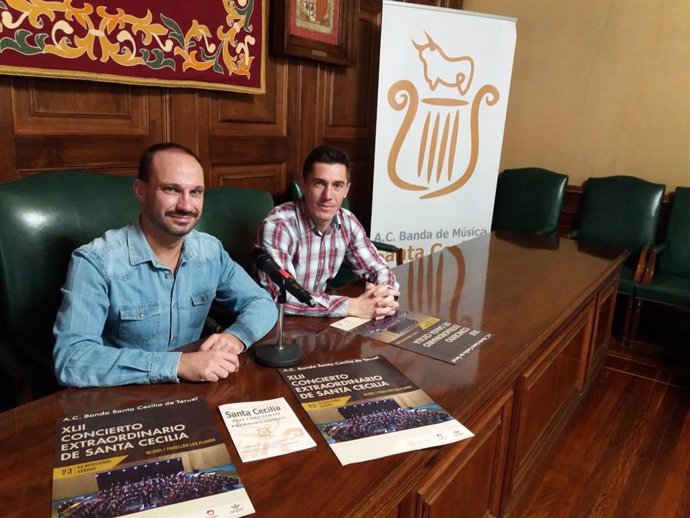 El concejal de Cultura del Ayuntamiento de Teruel, Carlos Méndez y el presidente de la AC Banda de Música Santa Cecilia, Sebastián Guitarte