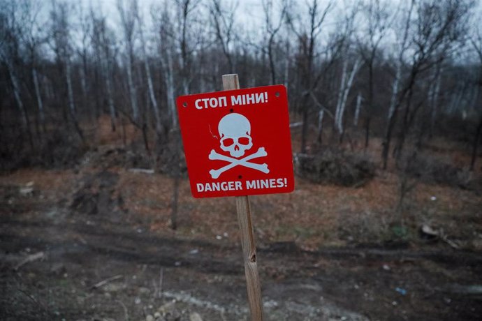 Aviso de minas en la línea de contacto que separa a las tropas ucranianas de los rebeldes prorrusos