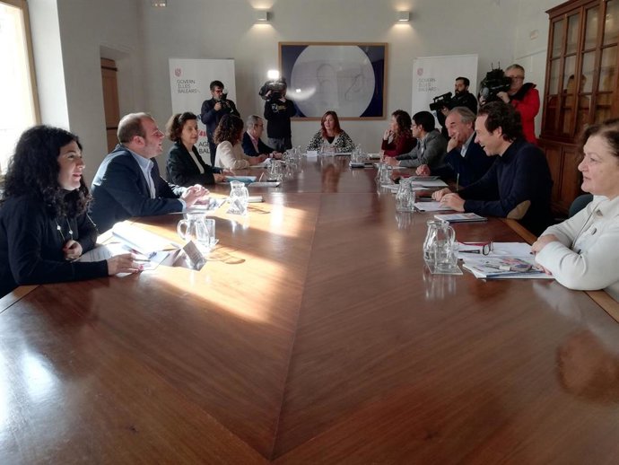 La presidenta del Govern, Francina Armengol, reunida amb tots els seus consellers en Ca'n Oleo.