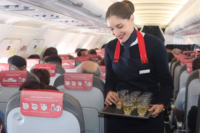 Iberia Express sorprende a los pasajeros de un vuelo Madrid-Lanzarote con una cata de productos de la isla