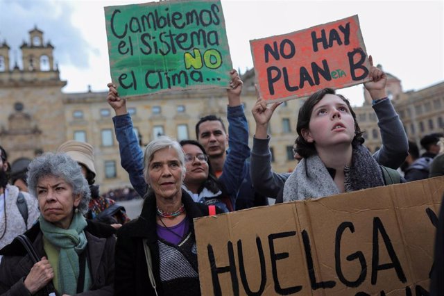 Manifestantes durante la huelga contra el cambio climático que tuvo lugar el 19 de septiembre en Bogotá, Colombia.