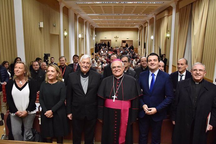 El obispo (centro) y el resto de autoridades en la inauguración del Congreso sobre San Juan de Ávila.