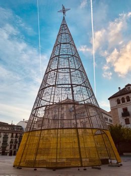 Árbol de navidad instalado en la Plaza de Santa María