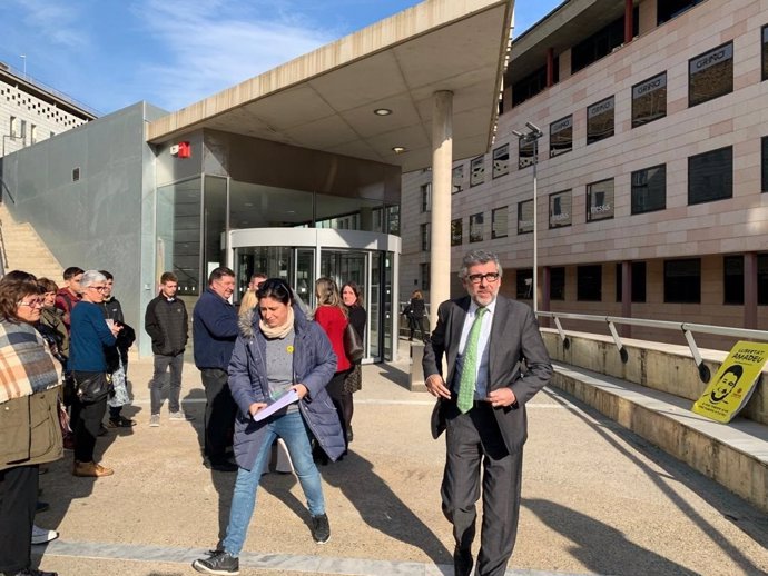 Jordi Pina, a la salida de los juzgados de Lleida con familiares y abogados de detenidos en prisión preventiva por los disturbios de octubre.