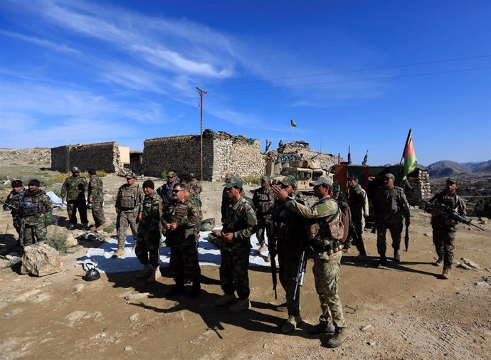 Soldados realizan una patrulla en Afganistán