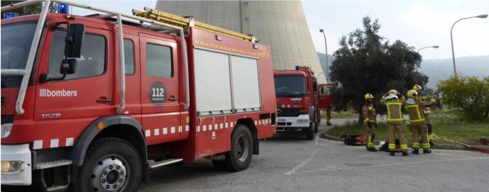 Bomberos durante el simulacro anual de emergencia en Ascó (Tarragona)