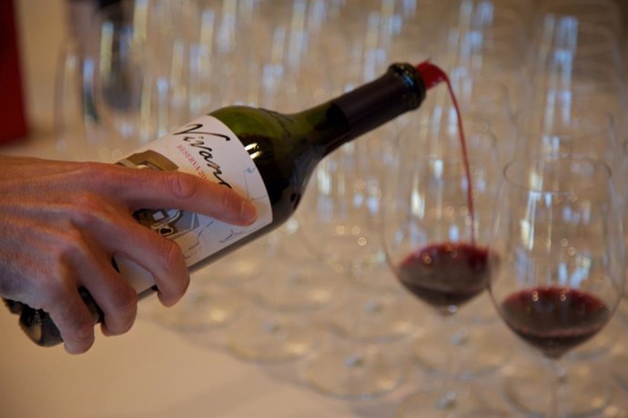 Economía.- El consumo de vino se estanca en España, aunque el gasto experimenta 