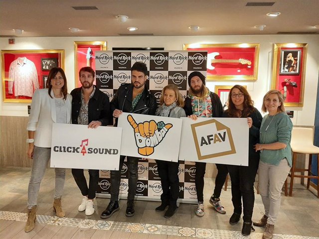 El grupo valenciano Bombai presenta el videoclip 'Solo si es contigo' con Les Veus de la Memòria