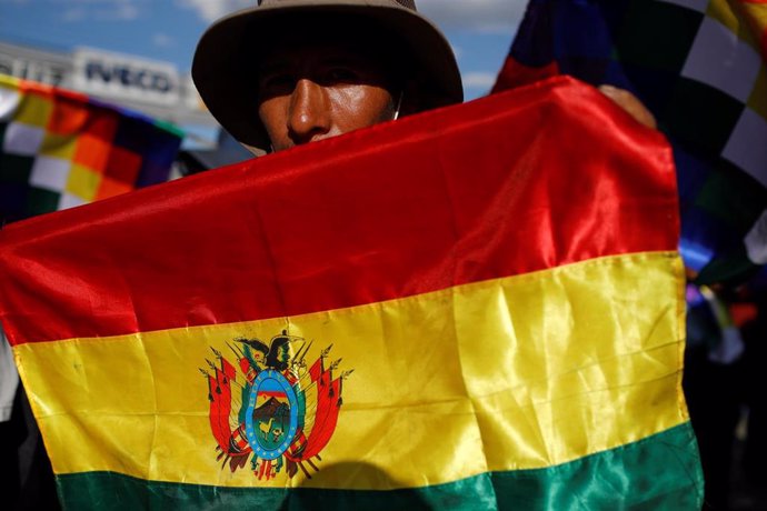 Seguidor de Evo Morales con una bandera de Bolivia en Cochabamba