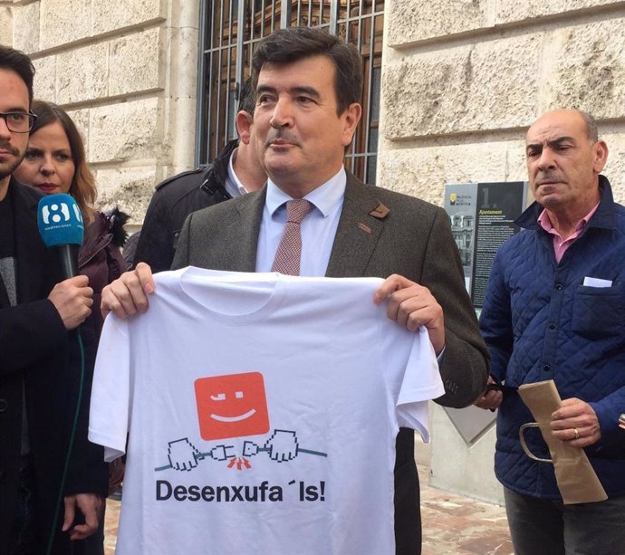 El portavoz de Cs en el Ayuntamiento de Valncia, Fernando Giner,  con la camiseta de Compromís en su comparecencia de este jueves.