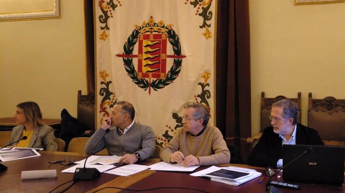 El concejal de Planeamiento Urbanístico (derecha), Manuel Saravia, en la presentación del presupuesto de su Área.