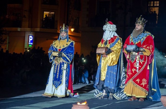Los tres reyes magos de Alcoi en un acto.