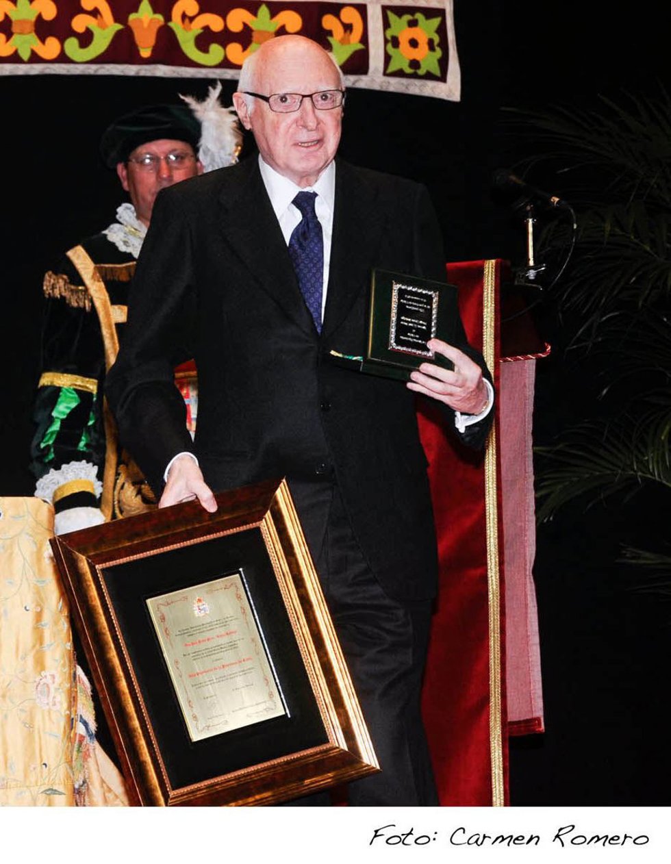 Pérez Llorca reocgiendo el título de Hijo Predilecto De La Provincia De Cádiz