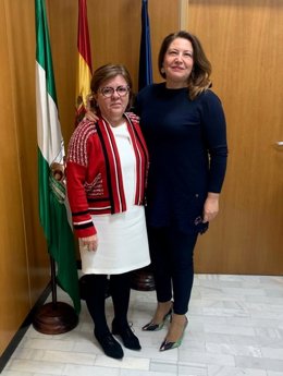 Dolores Sánchez posa junto a Carmen Crespo.