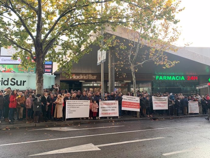 Vecinos de Mejorada del Campo se manifiestan frente a la Asamblea de Madrid para exigir la regularización de sus viviendas.