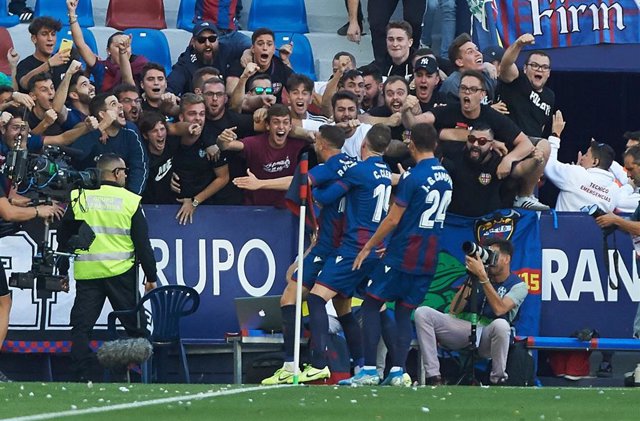 Los jugadores del Levante celebran uno de sus goles ante el FC Barcelona en LaLiga Santander 2019-2020