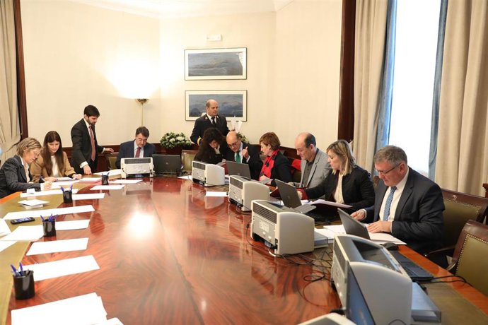 Los diputados del PNV acreditándose en el Congreso