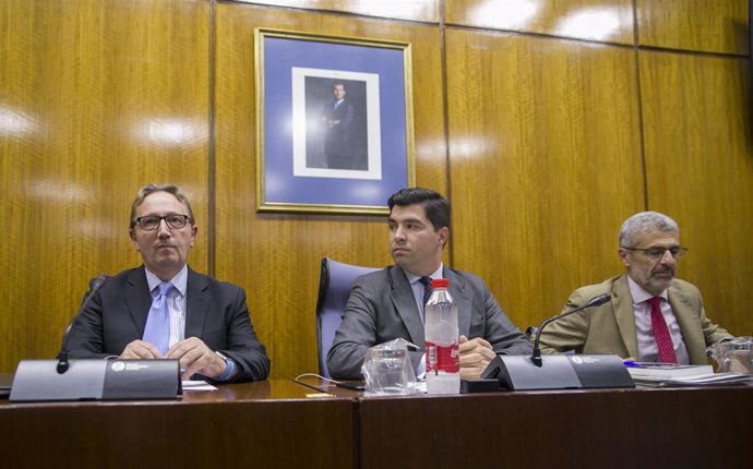El exconsejero de Empleo Manuel Recio (i) junto al presidente de la comisión,  Enrique Moreno (c) y el letrado al inicio de la comisión.  En el Parlamento de Andalucía, Sevilla (Andalucía), a 21 de noviembre de 2019.