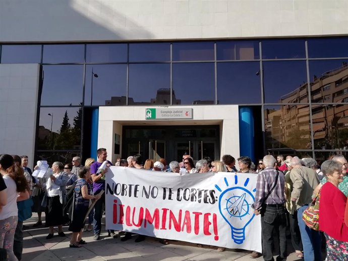 Concentración contra los cortes de luz en el edificio judicial de La Caleta