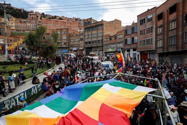 The Ombudsman of Bolivia says that the eight dead in Senkata were by guns Marcha de partidarios de Morales desde Senkata a La Paz