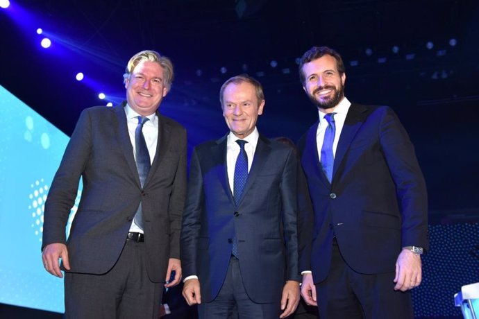 El líder del PP, Pablo Casado, junto al secretario general del PPE, Antonio López-Istúriz, y el presidente del PPE y exprimer ministro polaco, Donald Tusk.