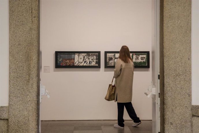 Visitantes del museo Reina sofia contemplan la obra de Ceija Stojka sobre el genocidio de la comunidad gitana en la Alemania nazi, en Madrid (España), a 21 de noviembre de 2019.