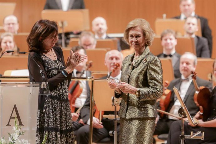 La Reina Doña Sofía recibe el  'Premio Extraordinario 60 Aniversario' de Manos Unidas de su presidenta, Clara Pardo, durante la clausura de los actos del 60 aniversario de la ONG, en Madrid a 21 de noviembre de 2019.
