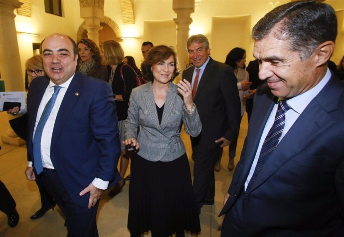 Carmen Calvo (centro), en el Palacio de Congresos de Córdoba, donde ha asistido al acto conmemorativo del 250 aniversario del Colegio de Abogados de Córdoba.