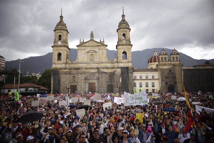 Cientos de manifestantes protestan contra el Gobierno colombiano en Bogotá.