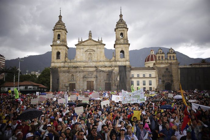 Colombia.- Disturbios y enfrentamientos entre la Policía y manifestantes durante