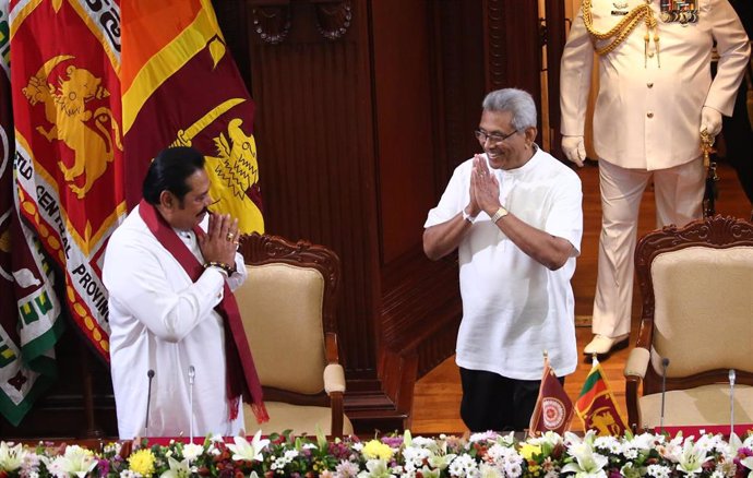 El presidente de Sri Lanka, Gotabaya Rajapak, junto a su hermano, Mahinda Rajapaksa.
