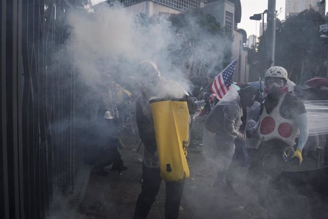 Estudiantes se enfrentan a las fuerzas de seguridad afuera de la Universidad Politécnica en Hong Kong 